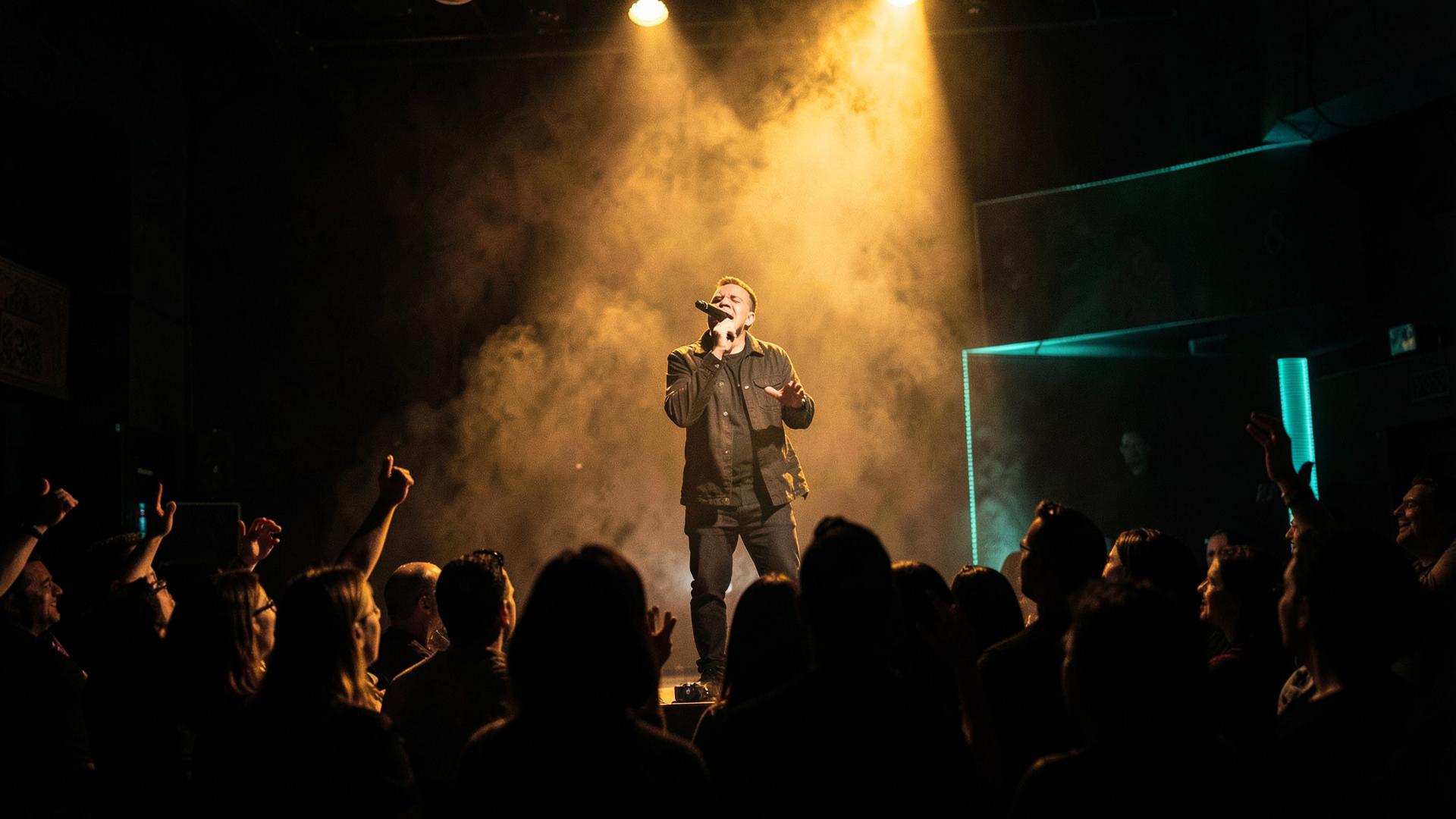 Comedian in het spotlight op het podium van Laugh Maroc, juichend publiek op de voorgrond